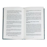 Open boek met gedrukt tekst uit Gelijkenissen in de Koran op een rustieke achtergrond